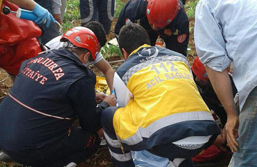 9 yaşındaki çocuk, ayaklarını çapa makinesine kaptırdı!
