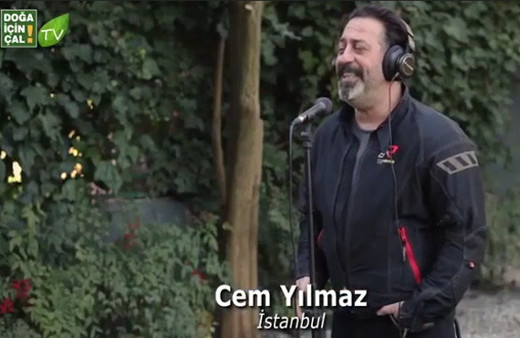 'Hayde' şarkısını söyleyen Cem Yılmaz herkesi mest etti