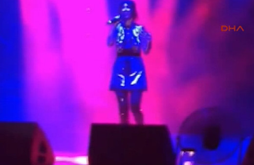 Hande Yener sahnede uçan tekme yedi!