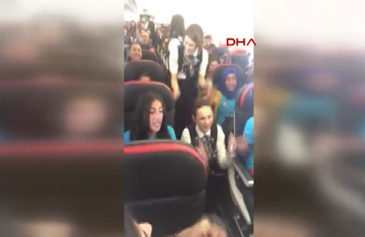 Hostesler havada, 'lorke lorke' türküsü ile halay çekti