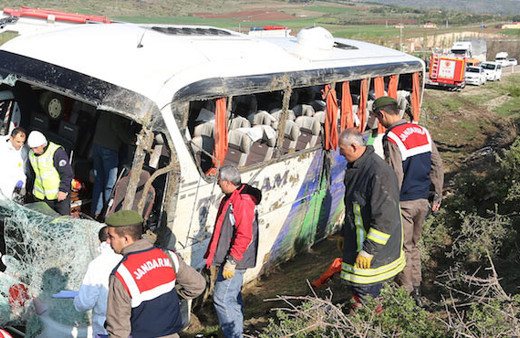 Yolcu otobüsü devrildi ölü ve yaralılar var