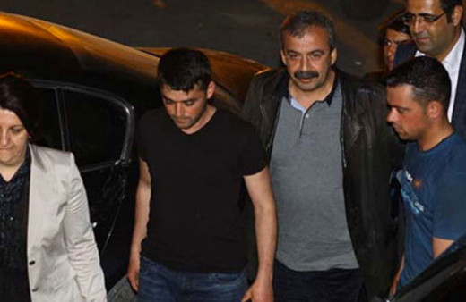 O teröristin yaptıklarına bakın HDP'li vekilleri dağa çağırıp...