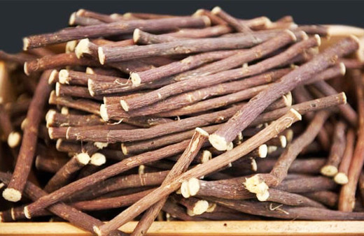 Görüntüde bir ağaç sapı ama maden suyuyla karıştırıldığında...