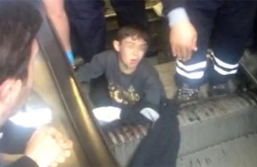 Yürüyen merdivene sıkışan çocuğun sağlık durumu