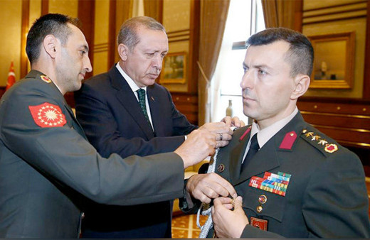 Erdoğan'ın Başyaveri Yazıcı elinde boş zarfla...