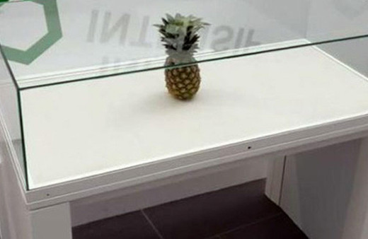 Şaka için bırakılan ‘eser’ cam vitrinde sergilendi