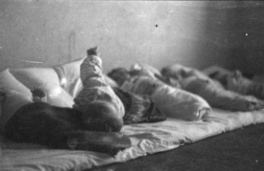 Nazi fotoğraflarını gizli gizli çekti! Bebekleri sıraya dizip...