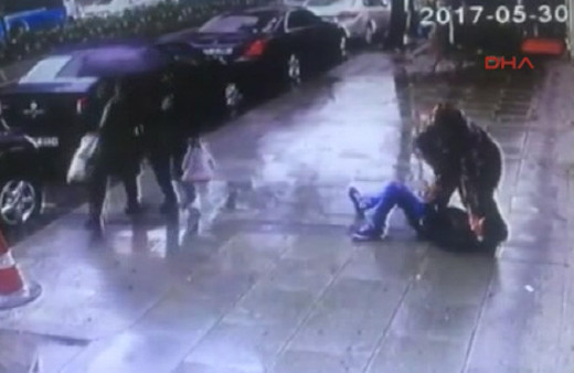 Yolda yürüyen kadının cep telefonunu çaldı, anında polise yakalandı