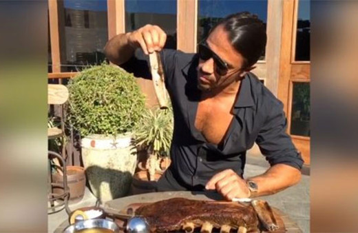 Ramazan'ı hiçe sayan Nusret büyük tepki çekti!