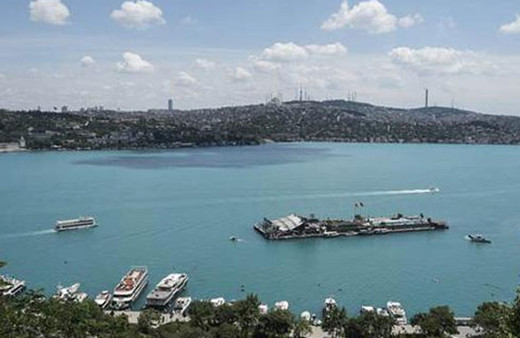 İstanbul Boğazı'nın rengi şaşırttı! 