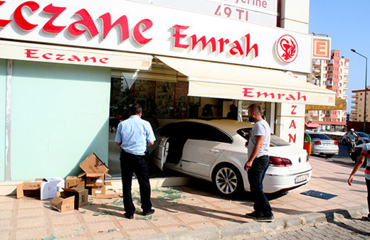 Kontrolden çıkan otomobil eczaneye daldı!