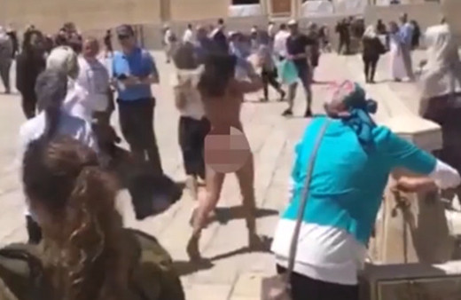 Kutsal mekanda çırılçıplak koşan kadın infial yarattı!