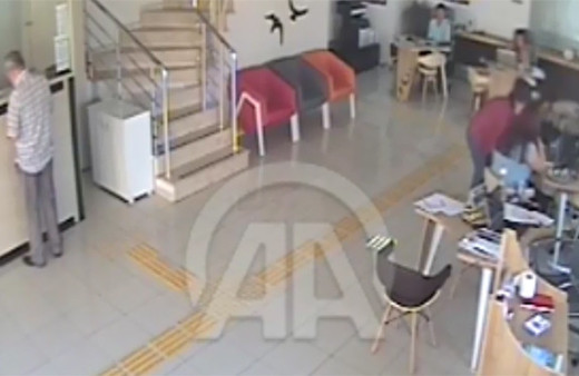 Ege Denizi'ndeki deprem anı güvenlik kamerasında