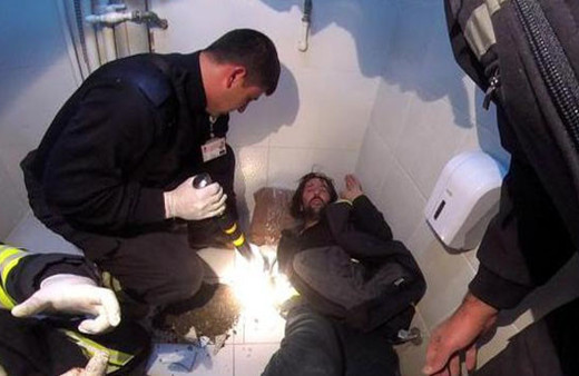 Telefonunu kurtarmak isterken kolunu tuvalete sıkıştırdı