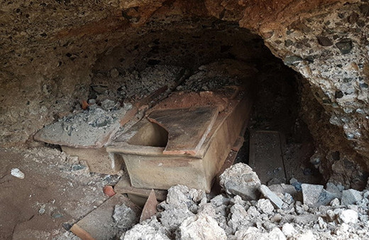 Cami inşaatı temeli kazarken lahit ve küp buldular