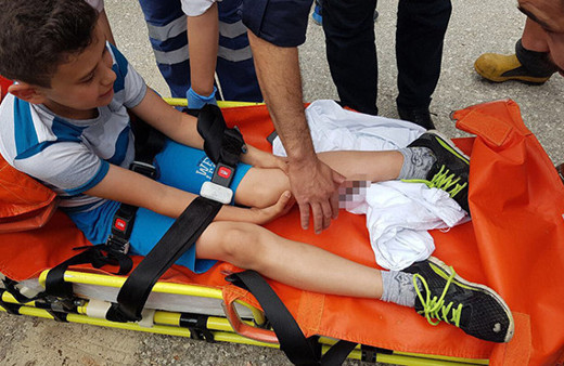 Top oynayan çocuğun bacağına inşaat demiri saplandı!