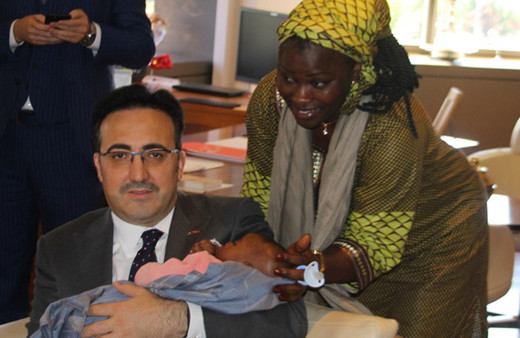 THY uçağında doğan bebeğe bakın şimdi Türkiye'de