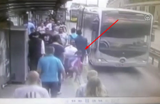 Metrobüs yolundaki feci kaza kamerada  