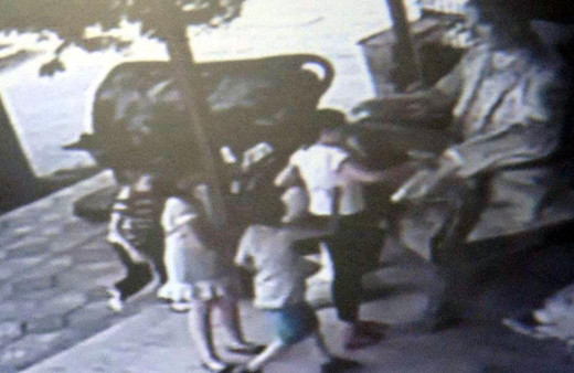 Miniklerden duygulandıran hareket sıraya girip tek tek elini öptüler!