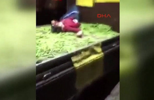 Üsküdar'da seyyar satıcı kadını döven zabıtalar olay oldu