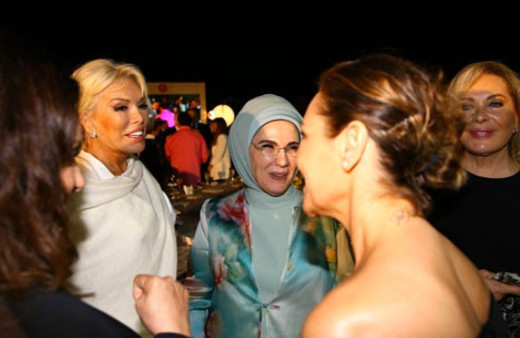 Kıyafeti çok eleştirilmişti Hülya Avşar'dan dekolte açıklaması