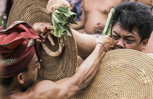 Birbirlerini ölesiye dövüyorlar böyle gelenek görülmedi