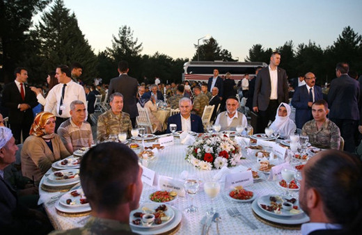 Binali Yıldırım şehit aileleriyle iftarda bir araya geldi