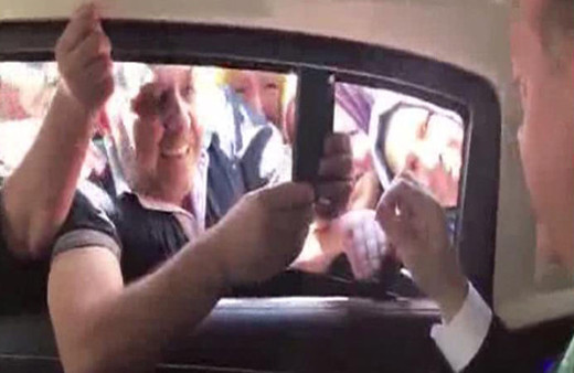Erdoğan'ın aracının camından kafasını uzatıp böyle seslendi