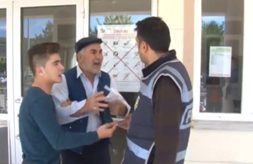 Oğlu 1 dakika geç kalıp içeri alınmayınca baba çıldırdı