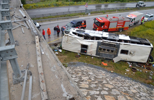 Yolcu otobüsü köprüden yola düştü yaralılar var