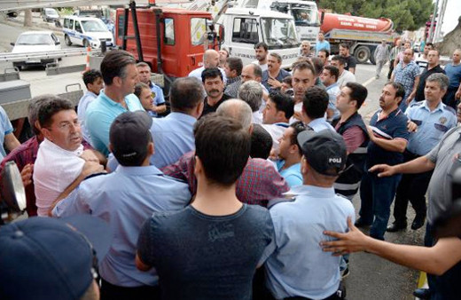 CHP'li ve AK Partili belediyeler arasında Atatürk posteri krizi