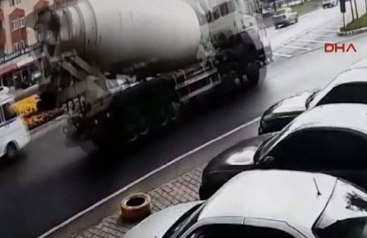 Virajı alamayan beton mikseri böyle devrildi