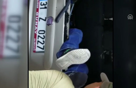 Çarptığı aracın içine girdi