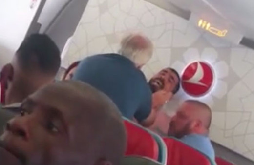 İngiliz yolcu THY uçağında Afgan'a saldırdı