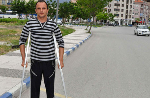 Kendisine çarpan sürücüyü arıyor