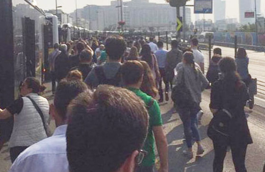 Metrobüsü kullananlara sabah şoku yollara döküldüler