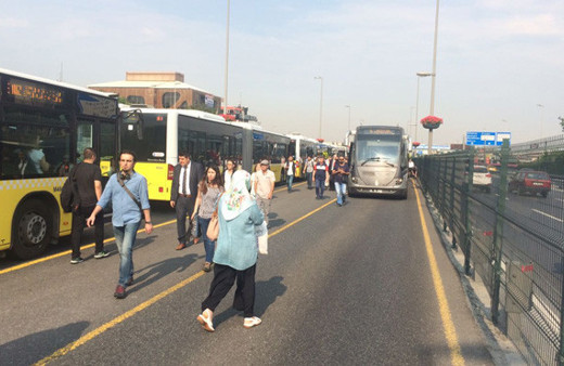 Metrobüs arıza yaptı! Seferler durduruldu