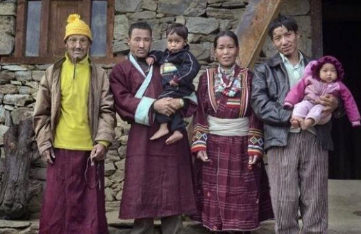 Dünyanın en ilginç topluluğu kadınların 7 kocası var