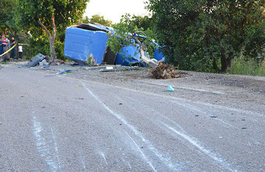 Adana'da jandarma minibüsü devrildi: Çok sayıda yaralı var!