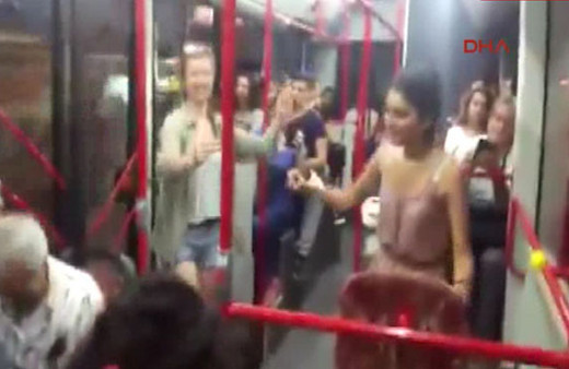 İzmir'de bir otobüste kaydedilen görüntüler büyük ilgi çekti