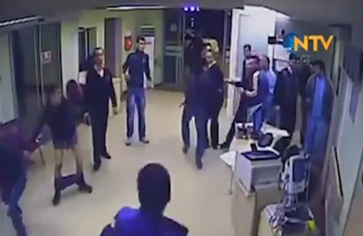 Acil Serviste Pantlonsuz kavga