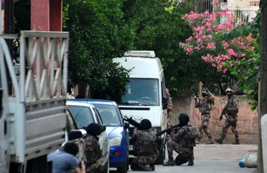 Adana'da neler oluyor? Sokaklar trafiğe kapatıldı ev ablukaya alındı