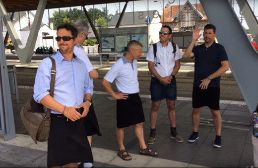 Etek giyen o erkekler ne yapmaya çalışıyor?