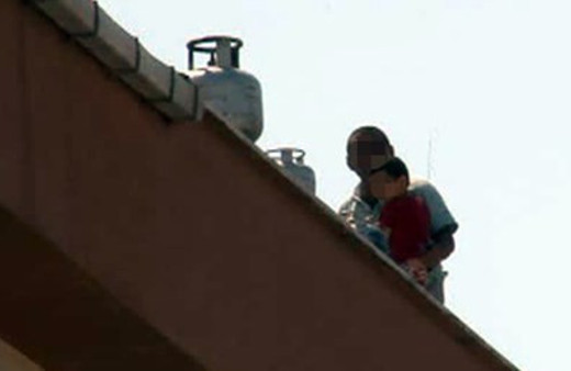 Çocuğunu aldı döner bıçağıyla çatıya çıktı..