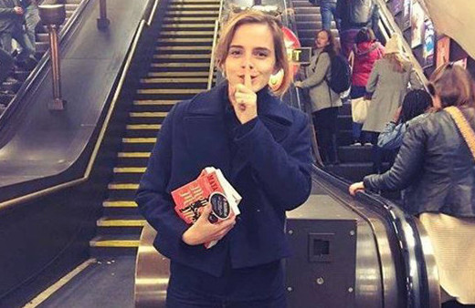 Emma Watson Paris Sokaklarına Kitap Bıraktı!