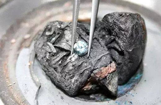 Ölen oğlunu elmasa çevirdi bir de üstüne...