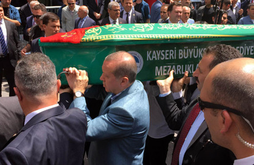 Cumhurbaşkanı Erdoğan da tabuta omuz verdi