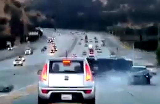 Bir tekme trafikte faciaya sebep oldu!