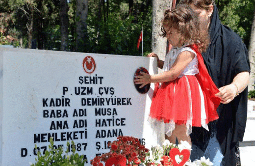 Şehit çocuklarından babalarına yürek burkan bayram ziyareti