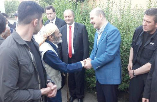 İçişleri Bakanı Soylu bayram namazını Çukurca'da kıldı